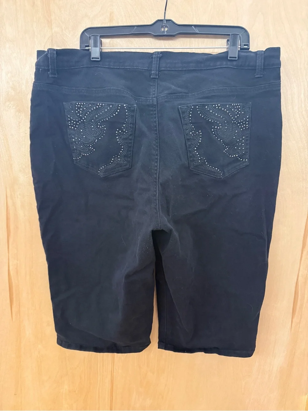 Gloria Vanderbilt Amanda Slimming Effect Embellished Shorts / Skimmers: 18